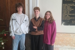 Laureaci prestiżowego konkursu stojący przed budynkiem