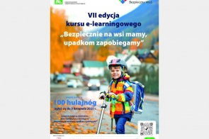 Uśmiechnięte dziecko w kasku przy hulajnodze na jesiennej wsi; zaproszenie do VII edycji e-kursu „Bezpiecznie na wsi mamy, upadkom zapobiegamy”, z informacją o losowaniu 100 hulajnóg.