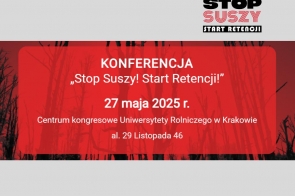 Czerwone tło z sylwetkami drzew. W centralnej części białe napisy: „KONFERENCJA Stop Suszy! Start Retencji! 27 maja 2025 r., Centrum Kongresowe Uniwersytetu Rolniczego w Krakowie, al. 29 Listopada 46”. W prawym górnym rogu logo projektu.