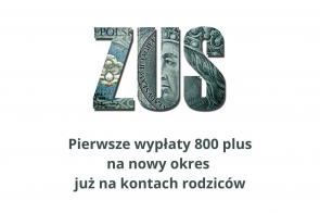 Duże litery „ZUS” wypełnione wzorem z banknotów, z widoczną twarzą króla i elementami zabezpieczeń. Poniżej informacja tekstowa o rozpoczęciu wypłat świadczenia 800 plus – środki już trafiły na konta rodziców.