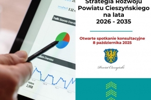 Grafika składająca się z trzech części.Po lewej dłoń trzymajaca wsaźnik skierowany w kierunku ekranu.W prawym górnym rogu tekst informujący o spotkaniu konsultacyjnym oraz herb powiatu,w prawym dolnym rogu zielona strzałka skierowana w górę.