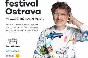 Plakat informujacy o Festiwalu Książku w Ostrawie.Po prawej stronie uśmiechnięty mężczyzna w okularach i białej bluzie z kolorowymi elementami.Po lewej informacje o Festiwalu i znaki graficzne organizatorów.