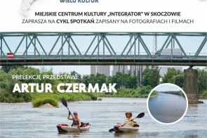 Plakat promujący prezentację Artura Czermaka pn. Odryseja.Pod zdjęciem dwójki kajakarzy płynących rzeką, informacje o wydarzeniu, które odbędzie się 13 marca.U góry kontury kontynentów.