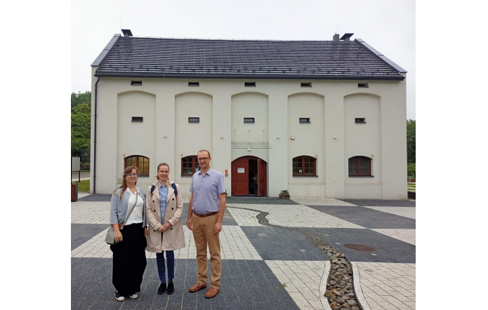 Fotografia: Dom Przyrodnika w Hażlachu. Od lewej: Olga Vitoš, Małgorzata Bryl-Sikorska, wójt gminy Hażlach, Grzegorz Sikorski