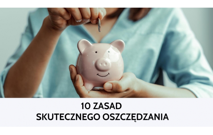 Osoba w błękitnej bluzce trzyma w dłoniach różową skarbonkę w kształcie uśmiechniętej świnki. W drugiej ręce unosi monetę, przygotowując się do jej wrzucenia. W tle rozmyte otoczenie, nadające ciepły, przyjazny klimat. Na dole jasne tło z wyraźnym napisem „10 zasad skutecznego oszczędzania”, podkreślającym edukacyjny charakter przekazu.