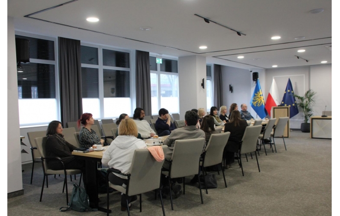 W sali sesyjnej Starostwa za stołem siedzą uczsestnicy konferencji