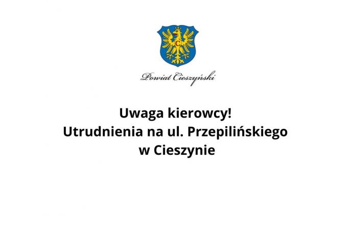 Komunikat graficzny Powiatu Cieszyńskiego zawiadamia kierowców o utrudnieniach w ruchu drogowym na ul. Przepilińskiego w Cieszynie. Przekaz ma charakter ostrzeżenia i informuje o planowanych robotach drogowych w tej części miasta.