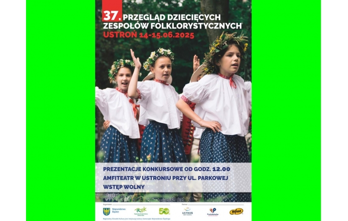Trzy dziewczynki w tradycyjnych strojach ludowych, z wiankami na głowach i w białych bluzkach, tańczą i śpiewają na scenie otoczonej zielenią podczas festiwalu folklorystycznego w Ustroniu.