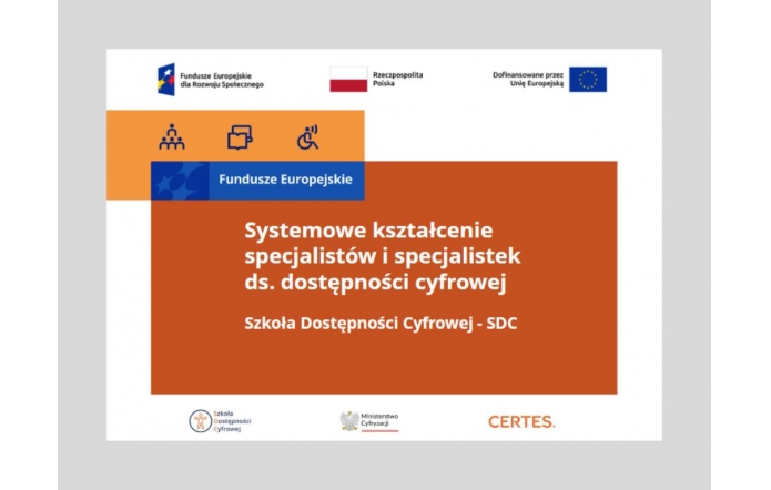 Plansza informacyjna projektu „Szkoła Dostępności Cyfrowej – SDC” zawiera logotypy Funduszy Europejskich, Rzeczypospolitej Polskiej, Unii Europejskiej, Ministerstwa Cyfryzacji oraz organizatora CERTES. Kolorystyka oparta na bieli, pomarańczu i granacie.