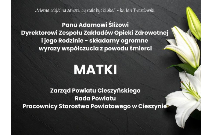 Na czarnym tle treść kondolencji białymi literami po prawej stronie lilią