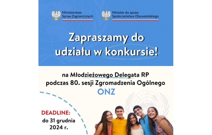 Na zdjęciu pięć modych, uśmiechniętych osób stojących w rzędzie. Po ich lewej stronie oraz nad nimi informacja o ogłoszonym Konkursie na Delgata RP na 80. sesji Zgromadzenia Ogólnego ONZ.
