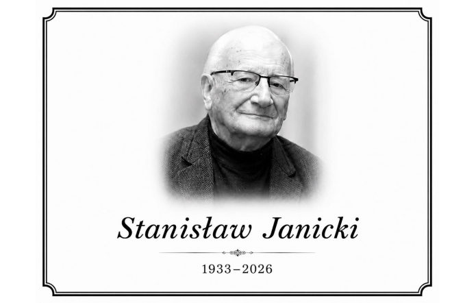 Czarno-białe zdjęcie Stanisława Janickiego z datami 1933–2026. Całość otoczona jest ozdobną czarną ramką.