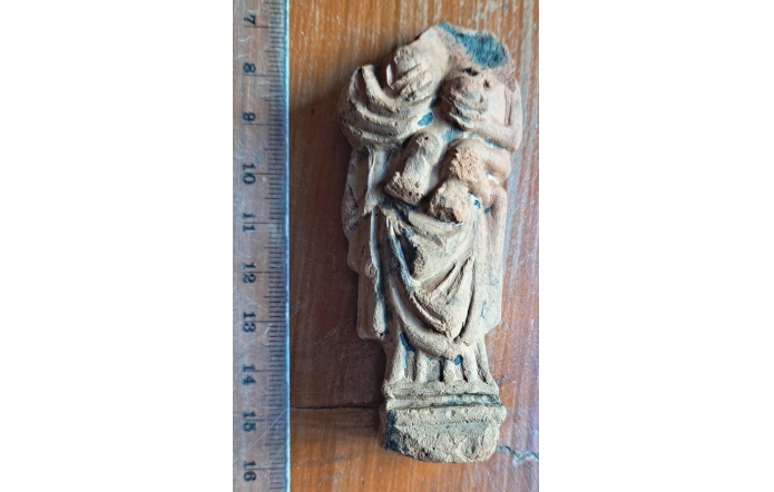 figurka ceramiczna z przedstawieniem Marii Boskiej z Dzieciątkiem