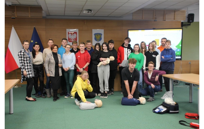 „4 minuty, które decydują o życiu” - młodzież powiatowych szkół szkoli się z pierwszej pomocy! zdjęcie grupowe