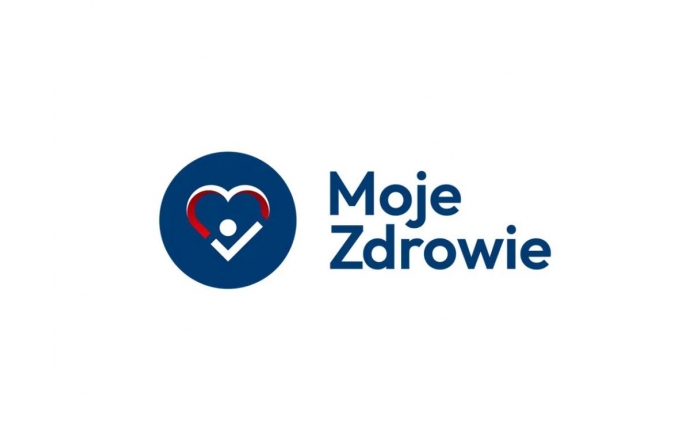 Logo przedstawia granatowy okrąg, w którym znajduje się serce z czerwono-białych linii. Wewnątrz serca widać symbol przypominający haczyk i kropkę, co tworzy sylwetkę człowieka oraz znak potwierdzenia. Obok widnieje granatowy napis „Moje Zdrowie”.
