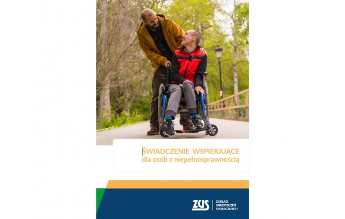 Dwóch mężczyzn na spacerze w parku, jeden z nich porusza się na wózku inwalidzkim, a drugi pcha wózek i rozmawia z nim, poniżej widoczny napis „Świadczenie wspierające dla osób z niepełnosprawnością” oraz logo ZUS.