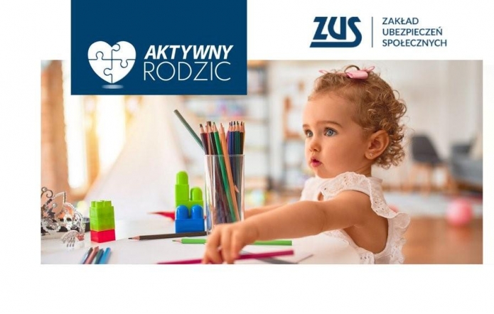Na grafice widać małe dziecko z jasnymi, kręconymi włosami, siedzące przy stole z kredkami i klockami. W lewym górnym rogu znajduje się niebieskie logo z sercem i napisem „Aktywny Rodzic”, obok logo ZUS – „Zakład Ubezpieczeń Społecznych”. Jasne, przyjazne wnętrze w tle.