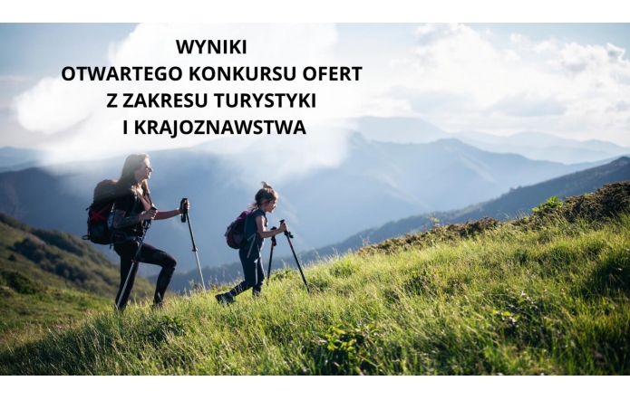 Grafika przedstawiająca prawdopodobnie matkę z córką podczas górskiej wycieczki na co wskazuje otoczenie gór i trekkingowy strój bohaterek zdjęcia.