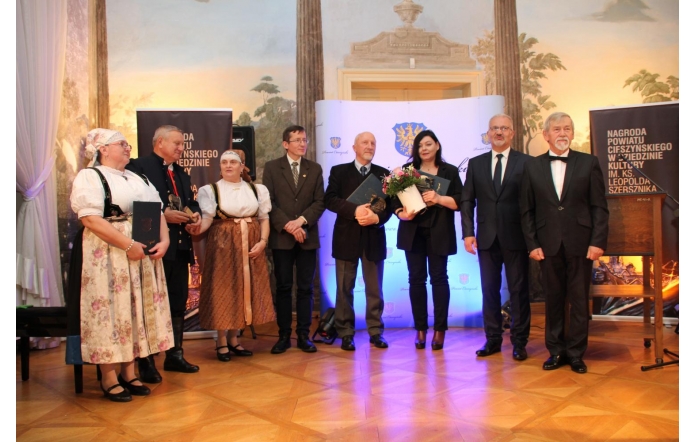 Szerszniki 2022 rozdane - zdjęcie grupowe nagrodzonych w towarzystwie Władz Powiatu Cieszyńskiego