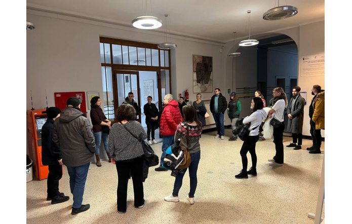 grupa uczestników zwiedzania w holu budynku głównego Uniwersytetu Śląskiego w Cieszynie