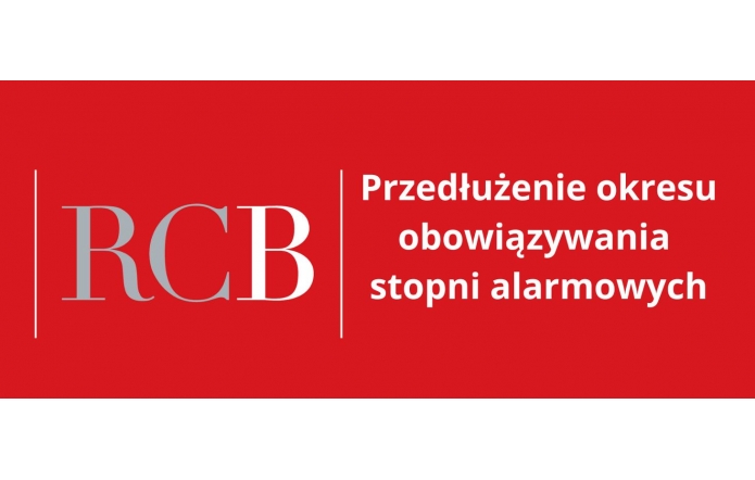 Czerwone tło z białym i szarym napisem informuje o przedłużeniu okresu obowiązywania stopni alarmowych. Po lewej stronie duże, stylizowane litery tworzą skrót RCB, nawiązujący do Rządowego Centrum Bezpieczeństwa. Po prawej stronie widnieje komunikat zapisany białymi literami, zwracający uwagę na istotność ogłoszenia. Prostota grafiki i kontrast kolorystyczny podkreślają wagę przekazu.