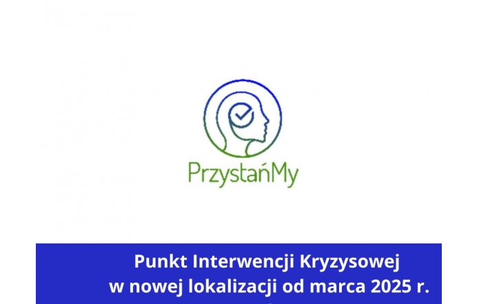 Grafika przedstawia logo organizacji PrzystańMy, które składa się z konturu ludzkiej głowy z zaznaczonym wewnętrznym spiralnym kształtem, wykonanym w odcieniach zieleni i niebieskiego. Poniżej znajduje się nazwa organizacji w zielonej czcionce. Na dole widnieje niebieski pasek z białym napisem informującym o nowej lokalizacji Punktu Interwencji Kryzysowej od marca 2025 roku.