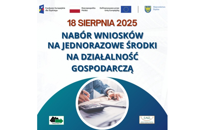 Plakat informuje o naborze wniosków na dotacje na działalność gospodarczą od 18 sierpnia 2025.Na dole widoczne jest zdjęcie dłoni osoby pracującej przy biurku – jedna trzyma długopis, druga obsługuje kalkulator obok laptopa.