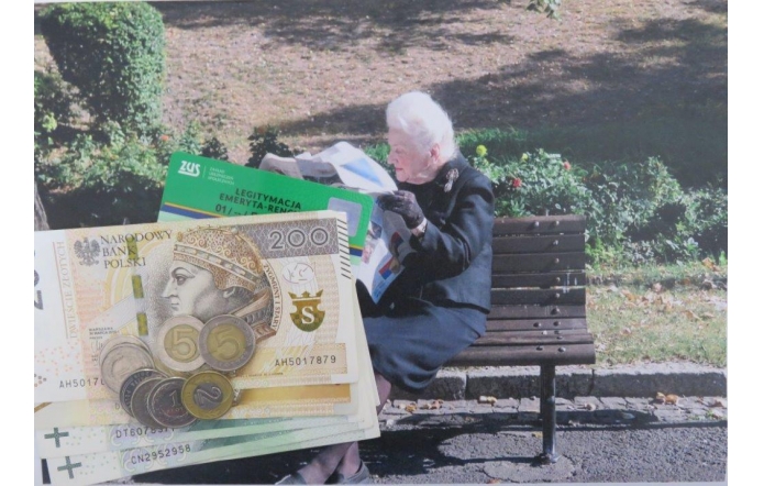 Starsza pani siedząca na ławce w parku, trzymająca gazetę , z widocznym w tle zielenią, a na pierwszym planie banknot 200 złotych, monety oraz legitymacja emeryta-rencisty.