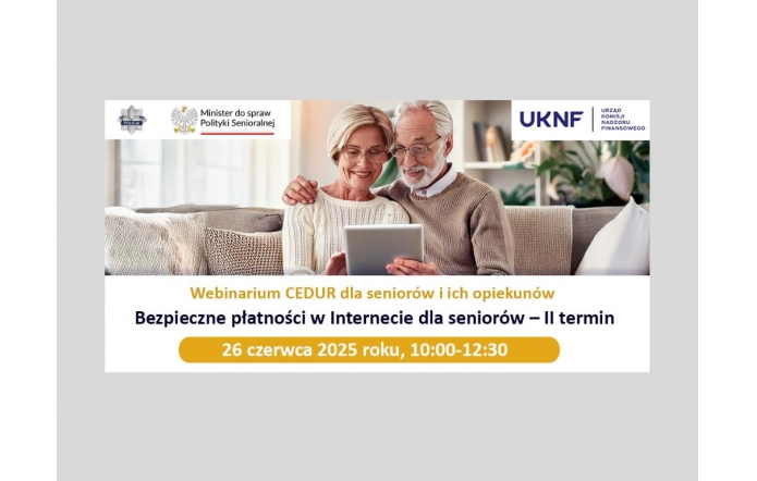 Starsza para siedzi na kanapie z laptopem. Obok nich logo Ministerstwa i UKNF. Tekst zaprasza na webinarium o bezpiecznych płatnościach online dla seniorów. Data: 26 czerwca 2025, godz. 10:00-12:30.