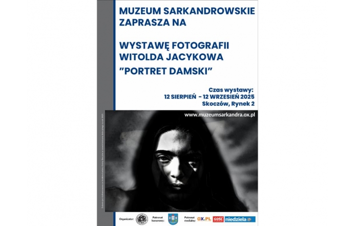  Plakat w granatowo-białej kolorystyce informuje o wystawie fotografii Witolda Jacykowa . Centralnie umieszczone jest czarno-białe zdjęcie kobiecej twarzy w ostrym świetle i cieniu, nadające całości tajemniczy, dramatyczny charakter. Na dole widnieją logotypy patronów i organizatorów.