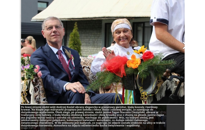  Wójt Andrzej Kozieł w granatowym garniturze i Janina Żagan w ludowym stroju siedzą na udekorowanym wozie, uczestnicząc w dożynkowym korowodzie. 