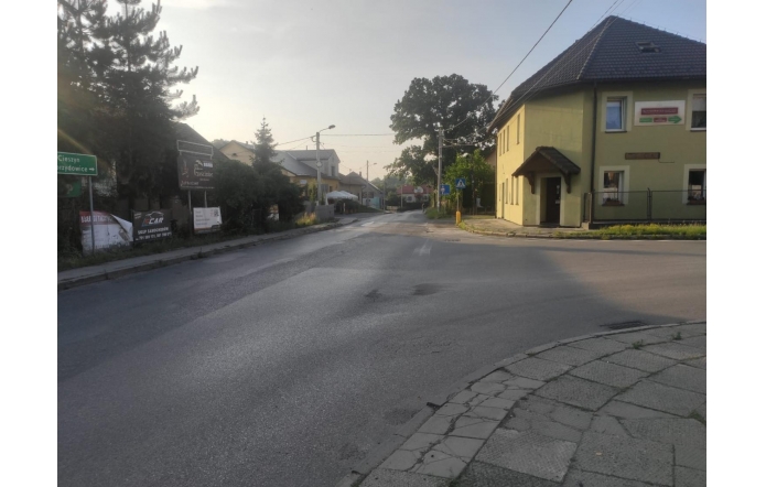 Skrzyżowanie dróg Cieszyńskiej i Katowickiej w miejscowości Pogwizdów - zdjęcie wyróżniające