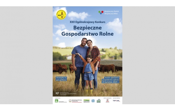 Plakat promuje XXII Ogólnokrajowy Konkurs "Bezpieczne Gospodarstwo Rolne". Na tle pastwiska z krowami uśmiechnięta rodzina trzyma się za ręce. Mężczyzna w niebieskiej koszulce, kobieta w kratowanej koszuli i dziewczynka w niebieskiej sukience. W tle widoczne zielone wzgórza. Na dole plakatu informacje o terminie zgłoszeń i sponsorach.