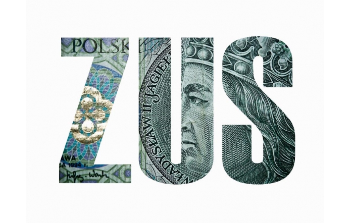 Napis "ZUS" utworzony z fragmentów polskich banknotów na jasnym tle.