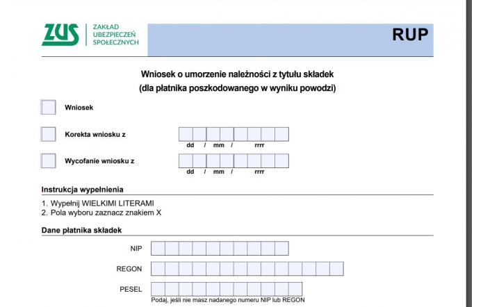 Na grafice znajduje się formularz Zakładu Ubezpieczeń Społecznych (ZUS) z nagłówkiem „Wniosek o umorzenie należności z tytułu składek (dla płatnika poszkodowanego w wyniku powodzi)”. Widoczne są pola do zaznaczenia: „Wniosek”, „Korekta wniosku z” oraz „Wycofanie wniosku z”, a także sekcja na dane płatnika, takie jak NIP, REGON i PESEL.