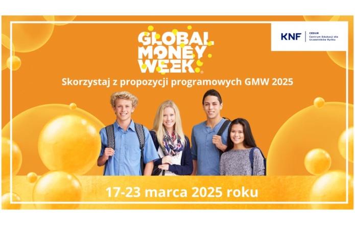 Promocyjny plakat Global Money Week 2025 prezentuje czwórkę uśmiechniętych młodych ludzi w szkolnych strojach z plecakami. Tło to jasne odcienie pomarańczowego z bąbelkami i grafiką wydarzenia. Na górze widnieje logo KNF oraz napis "Skorzystaj z propozycji programowych GMW 2025" i daty 17-23 marca 2025 roku.