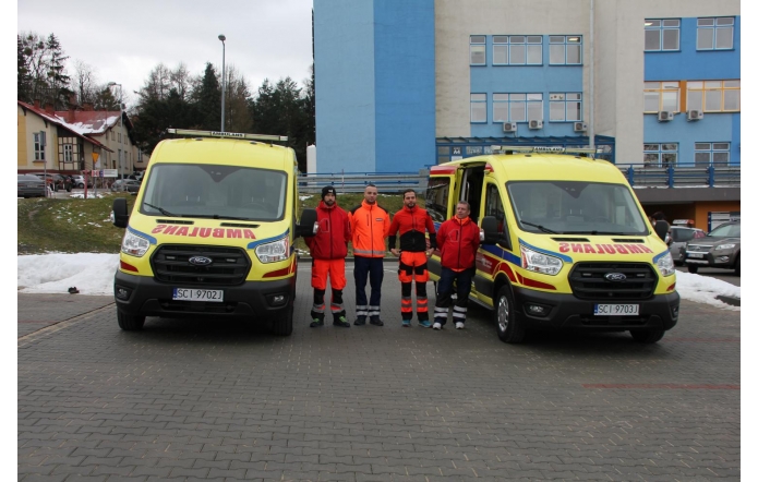 dwa nowe ambulansy przewozowe oraz ratownicy medyczni Szpitala Śląskiego