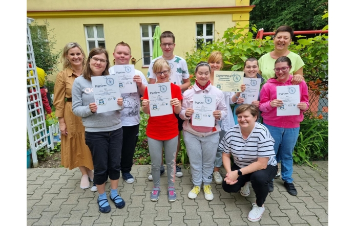 czniowie Szkoły Przysposabiającej do Pracy przy ZPSWR w Cieszynie odebrali z rąk dyrektora placówki, Pani Agnieszki Kozieł, nagrodę za zajęcie trzeciego miejsca w ogólnopolskim projekcie „Podróże po Polsce”