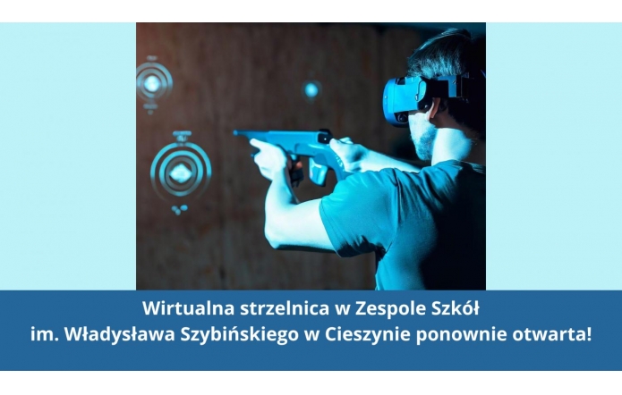 Mężczyzna w okularach VR celuje wirtualnym pistoletem do tarcz na strzelnicy. Napis na dole obrazu: „Wirtualna strzelnica w Zespole Szkół im. Władysława Szybińskiego w Cieszynie ponownie otwarta!”. Zdjęcie promuje ponowne otwarcie strzelnicy.