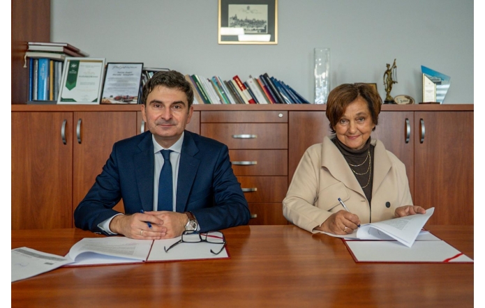 Wojewoda Śląski Marek Wójcik i Starosta Cieszyńska Janina Żagan podpisują umowę w ramach OLiOC for. J. Grygiel/ Wojweoda Śląski