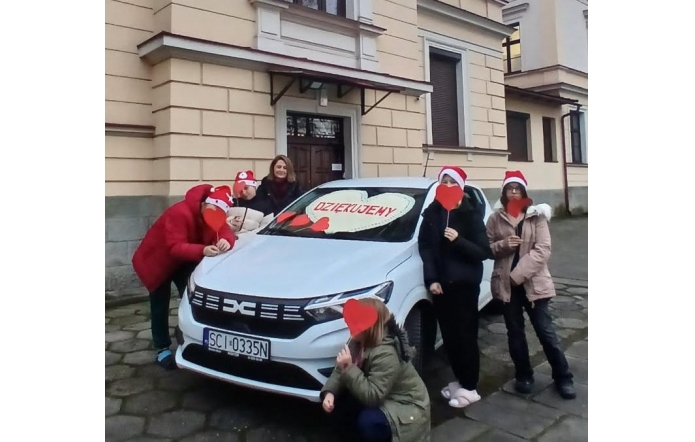 dyrektor-placowki-wraz-z-wychowankami-na-tle-otrzymanego-samochodu