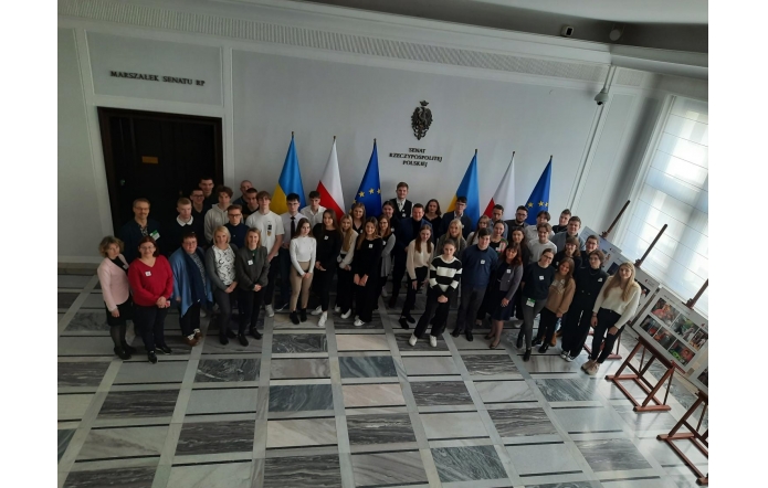 Grupa uczniów zwiedza Sejm