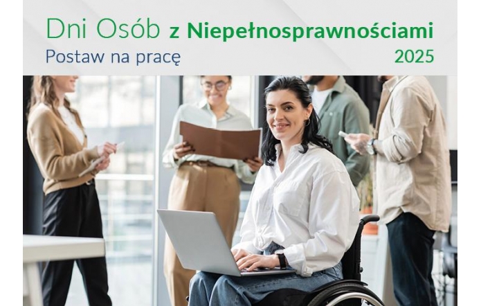Kobieta na wózku inwalidzkim z laptopem, uśmiecha się, otoczona przez osoby w tle. W tle widać dwie osoby omawiające dokumenty w jasnym biurze. Atmosfera jest przyjazna i profesjonalna.