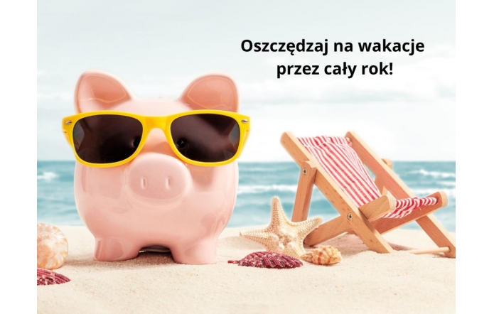 Różowa świnka-skarbonka w żółtych okularach przeciwsłonecznych stoi na plaży obok miniaturowego leżaka w czerwono-białe pasy. W tle morze i napis: „Oszczędzaj na wakacje przez cały rok!”.