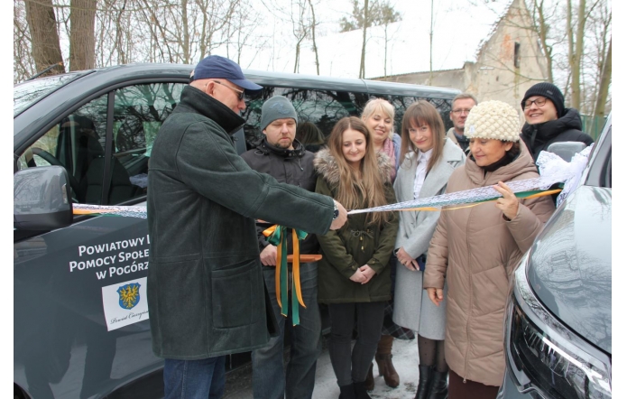 Nowe samochody dla Domu Pomocy Społecznej w Pogórzu oraz Filii „Bursztyn”  w Kończycach Małych