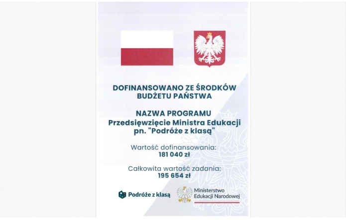   Informacja o programie dofinansowanym ze środków budżetu państwa. Program nosi nazwę "Podróże z klasą," realizowany przez Ministerstwo Edukacji Narodowej. Kwota dofinansowania wynosi 181 040 zł, a całkowita wartość zadania to 195 654 zł. Na górze widoczne są symbole Polski: flaga i godło.