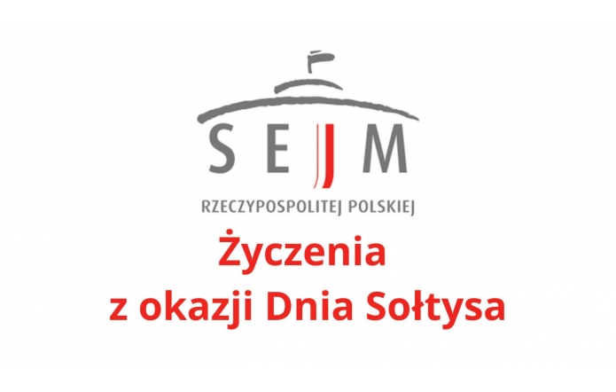 Grafika przedstawia stylizowany symbol budynku Sejmu RP z falującą flagą na szczycie. Pod nim umieszczono duże, szare litery tworzące napis, z jednym czerwonym elementem. Poniżej, w czerwonym kolorze, widnieje tekst związany z obchodami Dnia Sołtysa. Całość utrzymana jest w oficjalnym i eleganckim stylu.