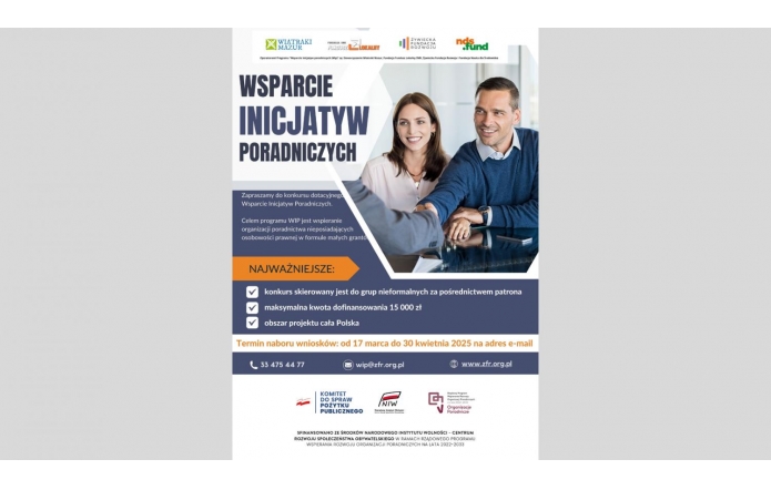 Troje uśmiechniętych ludzi przy stole podczas rozmowy. Obok informacje o konkursie Wsparcie Inicjatyw Poradniczych: do 15 000 zł dofinansowania, nabór od 17 marca do 30 kwietnia 2025, kontakt telefoniczny i mailowy.