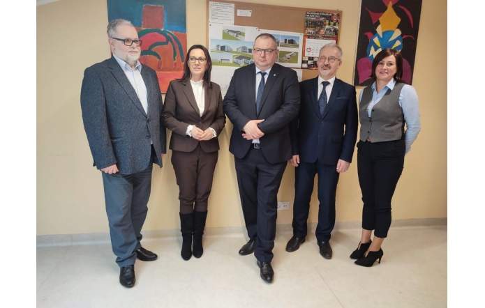 od lewej: Andrzej Molin Radny Sejmiku Województwa Śląskiego, Sylwia Cieślar Wójt Goleszowa, Krzysztof Klimosz Członek Zarządu Województwa Śląskiego, Mieczysław Szczurek Starosta Cieszyński i Katarzyna Rudek, dyrektor bażanowickiego OREW-u