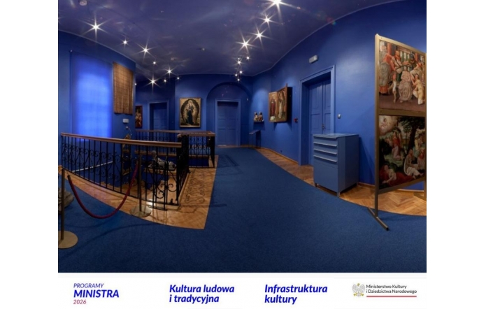 W muzealnej sali o niebieskich ścianach znajdują się obrazy i rzeźby prezentowane na ścianach oraz na stojakach. Wnętrze oświetlone jest punktowymi lampami w suficie, a wzdłuż balkonu biegnie metalowa balustrada. Na dole widoczne są logotypy programów Ministra Kultury i Dziedzictwa Narodowego.